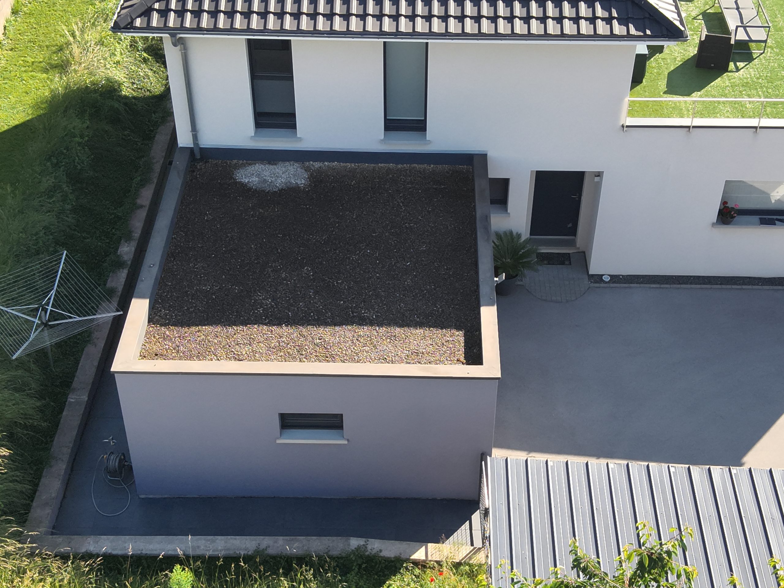 Photo par drone d'un toit en tuile noir